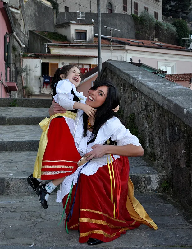 Ballerina in costume con una bambina su una scalinata