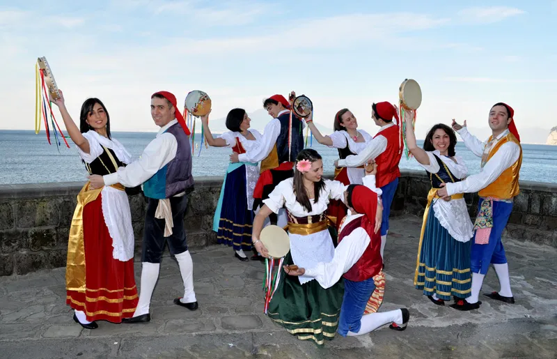 فرقة Sorrento Folk بالدفوف على الكورنيش