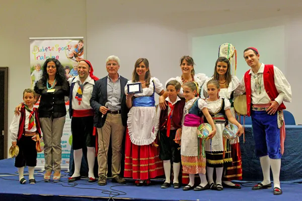Il gruppo Sorrento Folk sul palco durante una premiazione