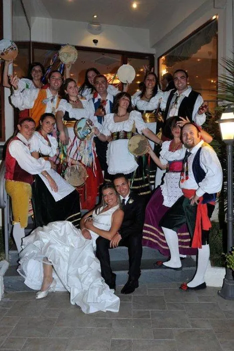 The newlyweds posing on the steps in front of the whole tarantella sorrentina group