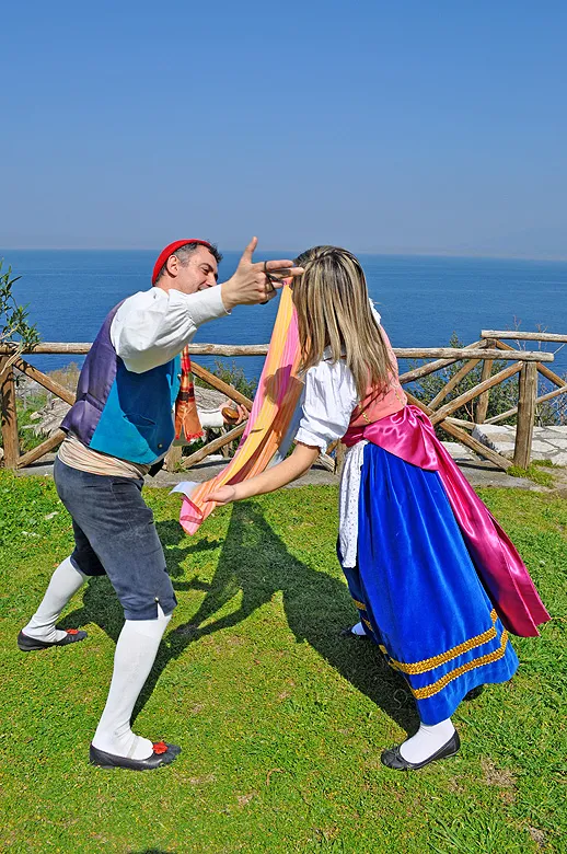 A couple of dancers embracing at the end of the tarantella
