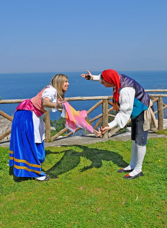 A couple of dancers in the starting position of the tarantella