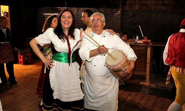 Ballerina di tarantella con uno chef e un tamburo