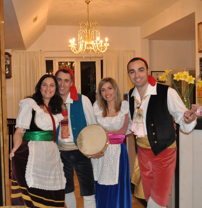 Ballerini di tarantella in posa in un salone con lampadario
