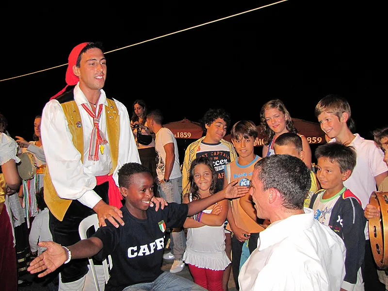 Ballerino di tarantella con bambini durante una festa