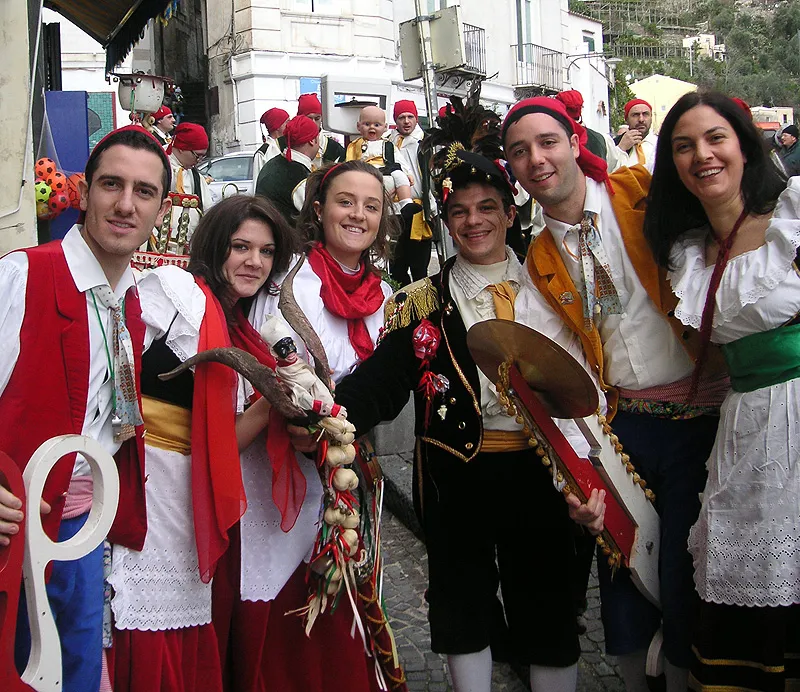 Corteo con il pazzariello durante una festa in strada