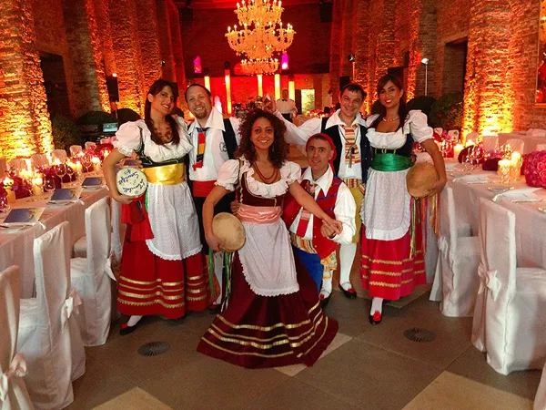 Gruppo di ballerini in costume in una sala ricevimenti